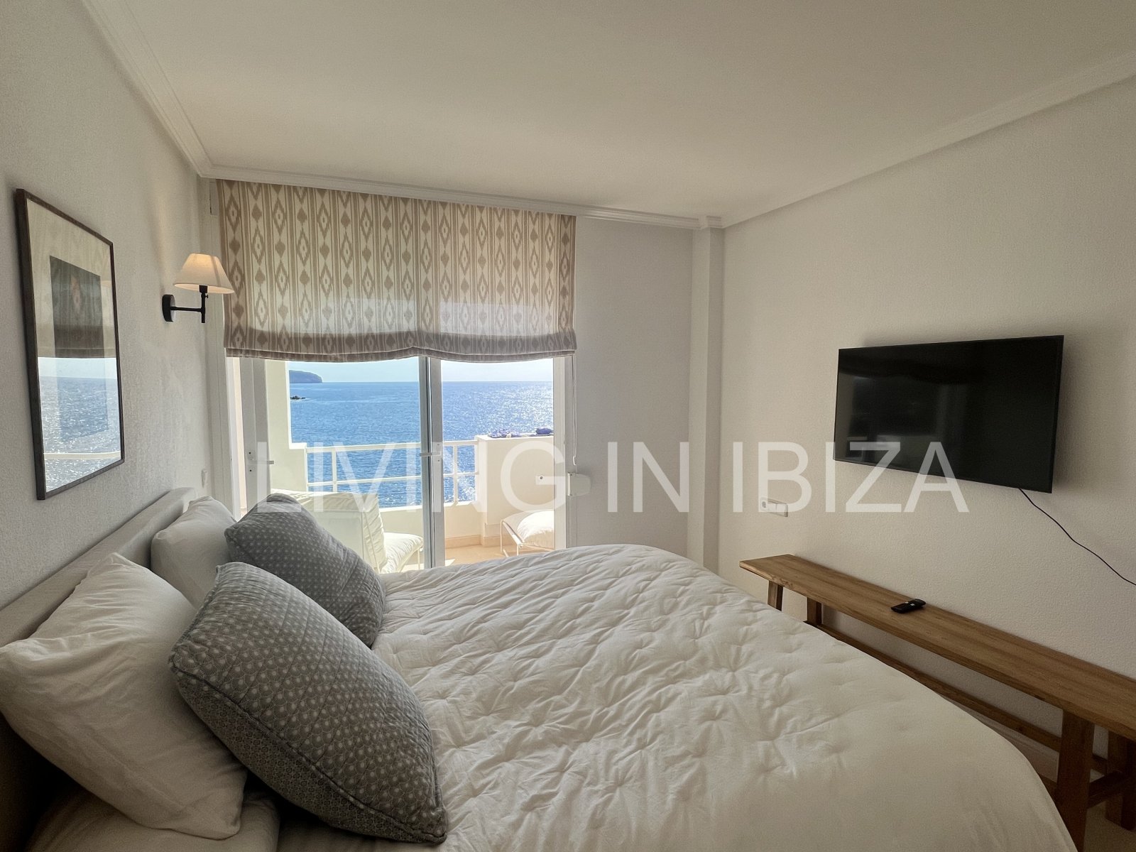 Exquisito apartamento a la venta, con vistas a la bahía de Cala Llenya, en la isla de Ibiza. Imperdible