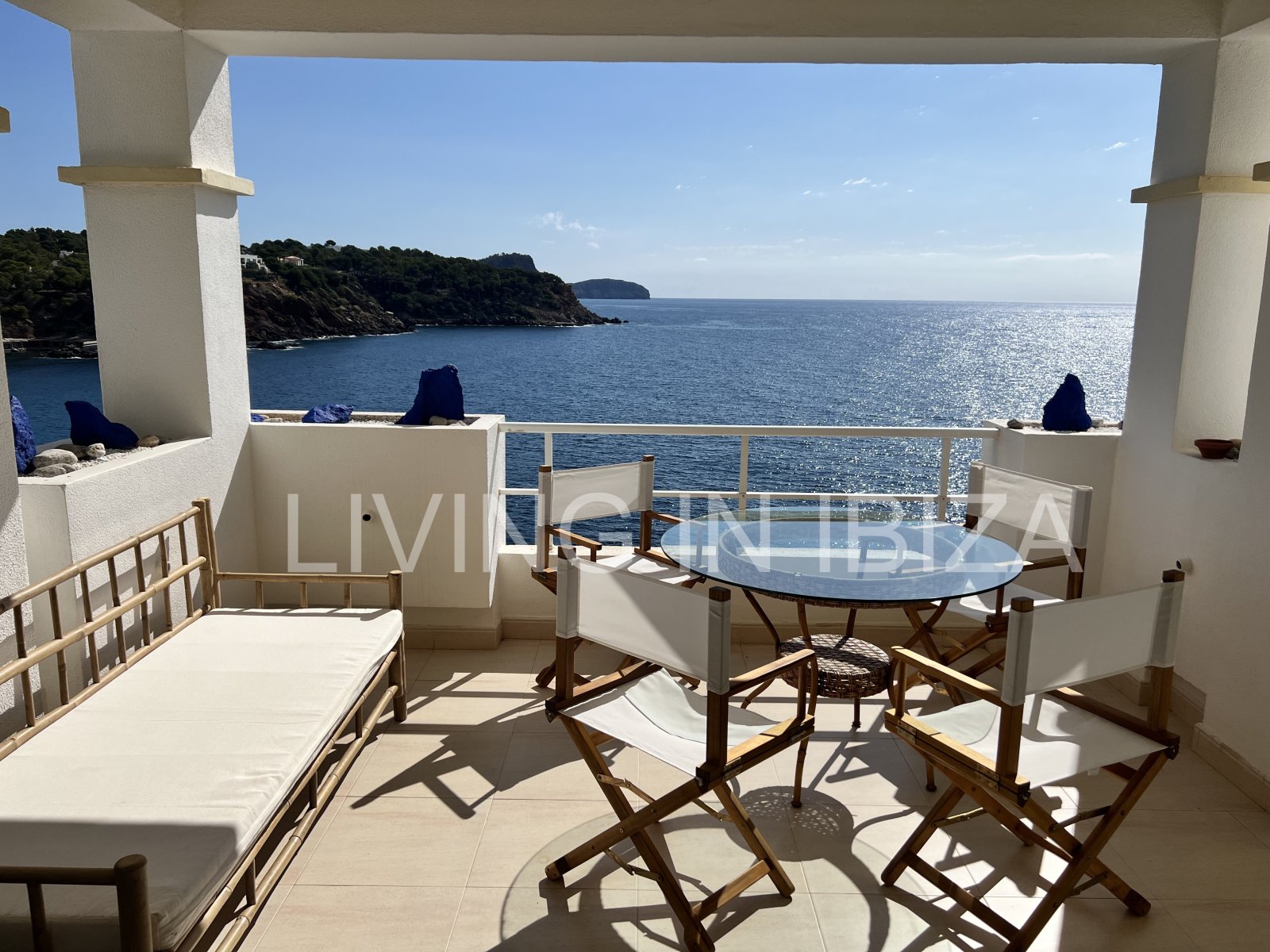 Exquisito apartamento a la venta, con vistas a la bahía de Cala Llenya, en la isla de Ibiza. Imperdible