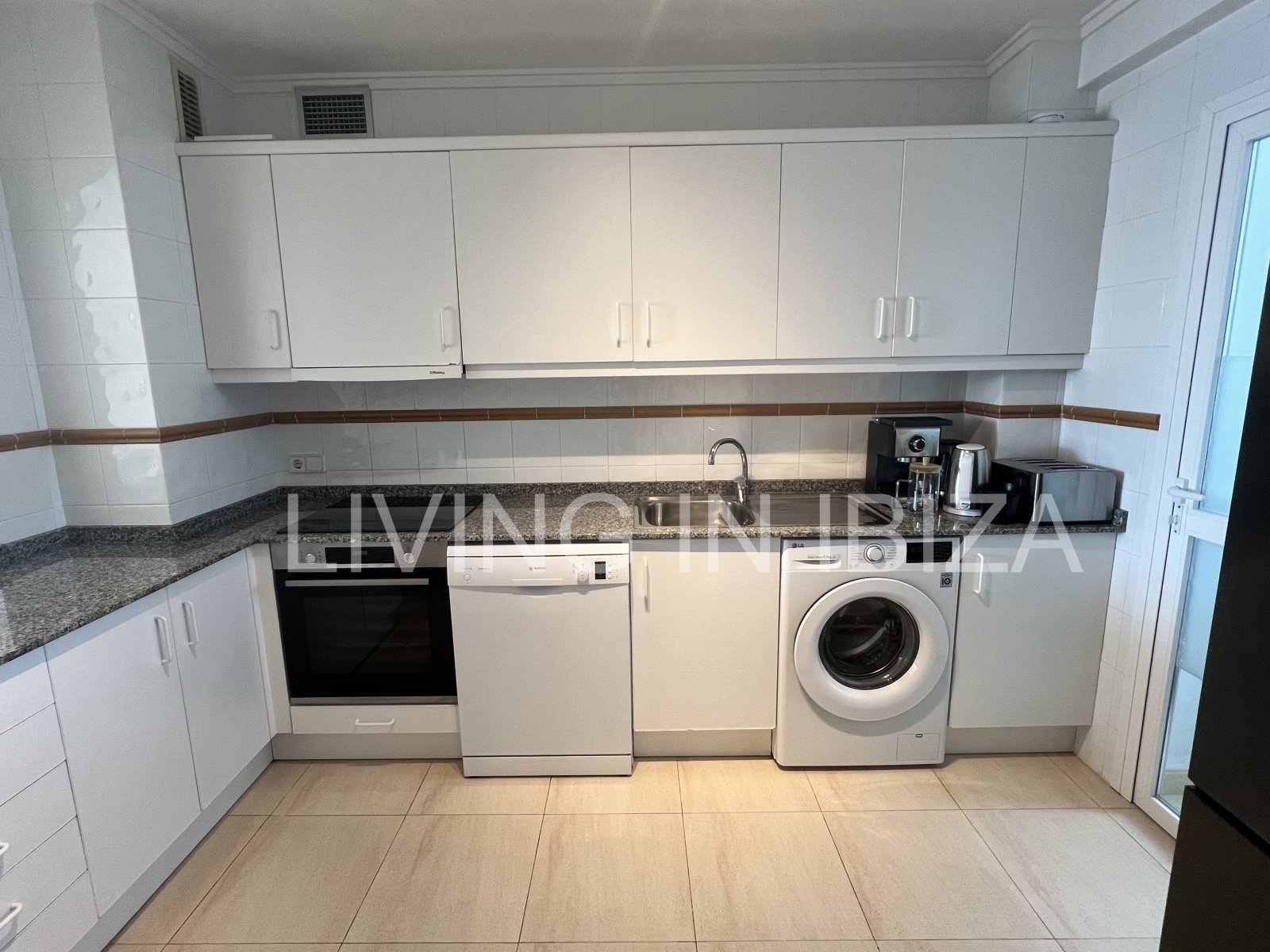 Exquisito apartamento a la venta, con vistas a la bahía de Cala Llenya, en la isla de Ibiza. Imperdible