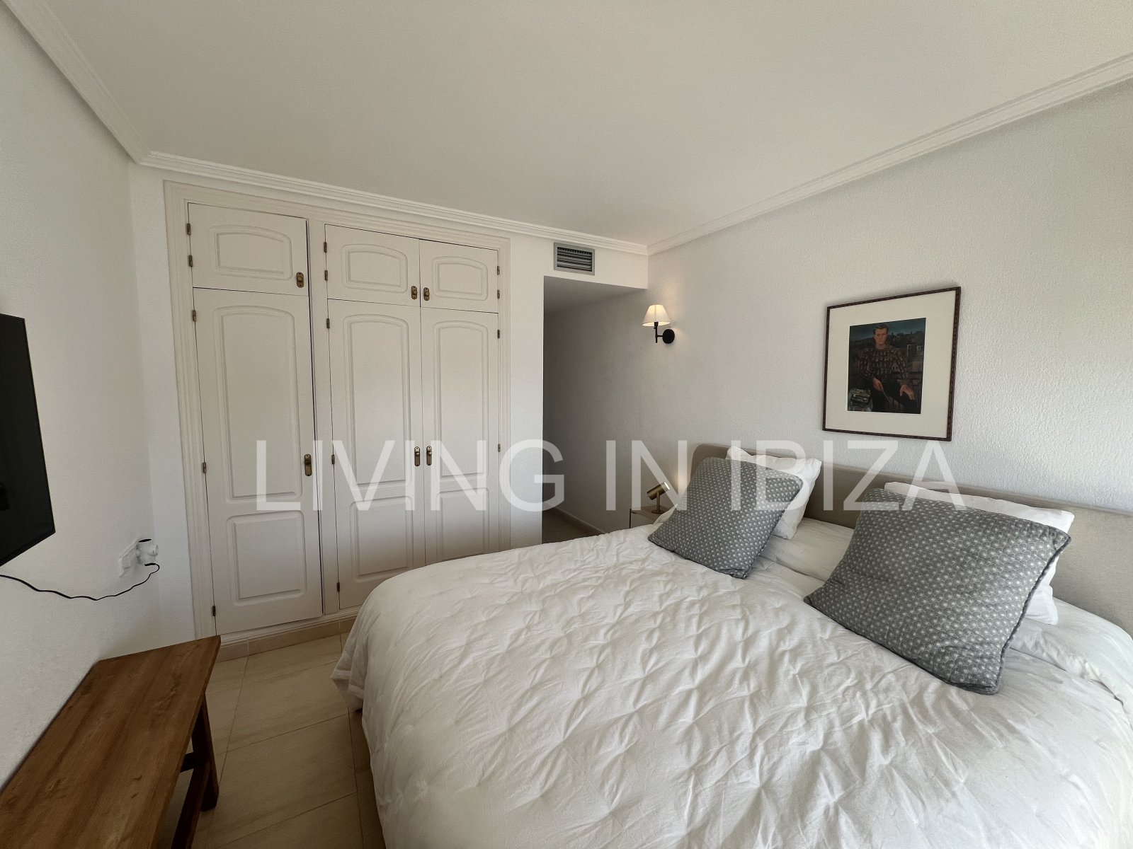 Exquisito apartamento a la venta, con vistas a la bahía de Cala Llenya, en la isla de Ibiza. Imperdible