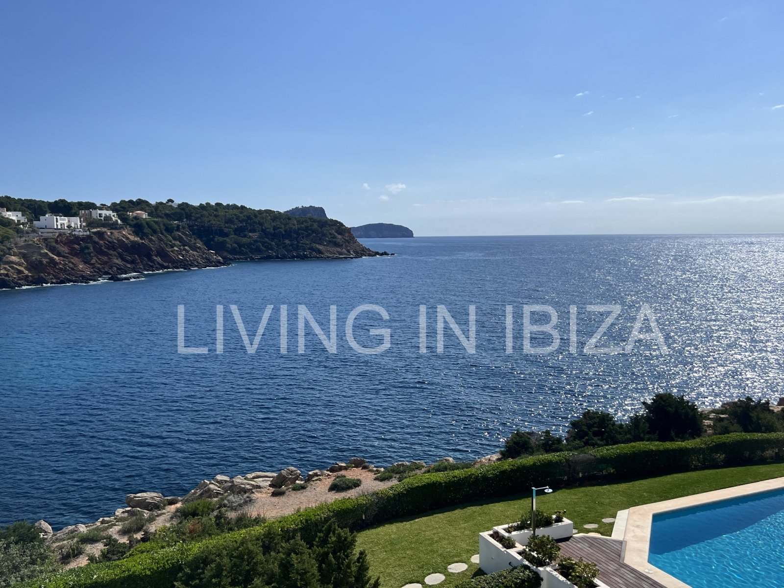 Exquisito apartamento a la venta, con vistas a la bahía de Cala Llenya, en la isla de Ibiza. Imperdible