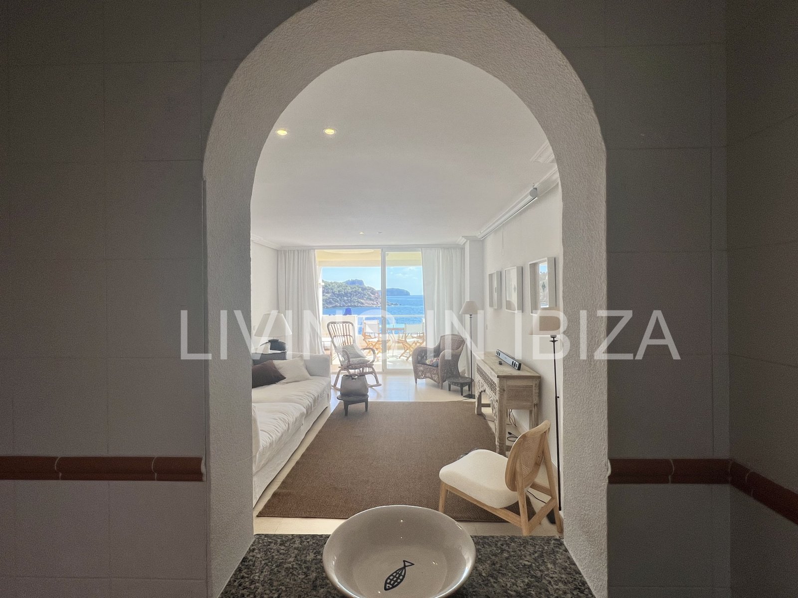 Exquisito apartamento a la venta, con vistas a la bahía de Cala Llenya, en la isla de Ibiza. Imperdible