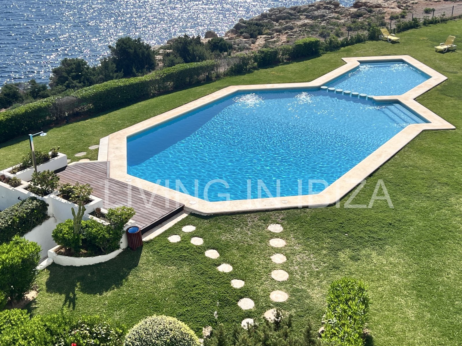 Exquisito apartamento a la venta, con vistas a la bahía de Cala Llenya, en la isla de Ibiza. Imperdible