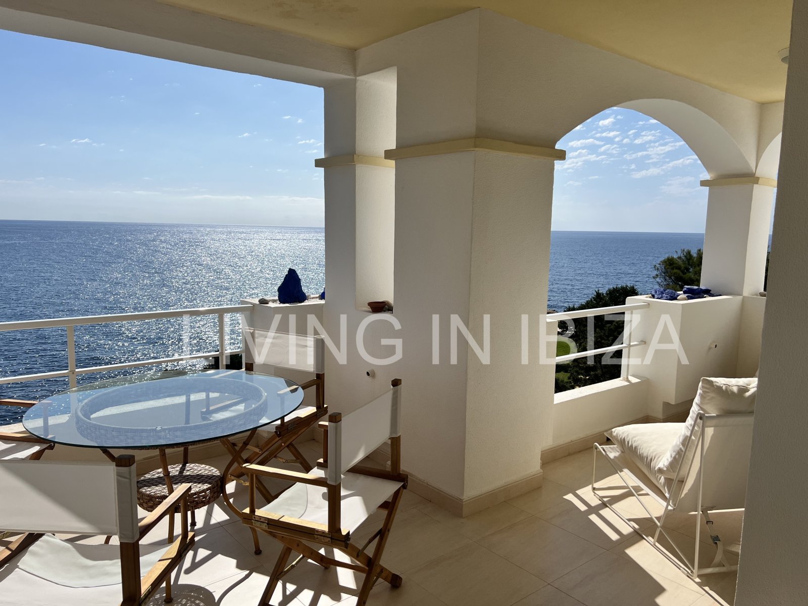 Exquisito apartamento a la venta, con vistas a la bahía de Cala Llenya, en la isla de Ibiza. Imperdible