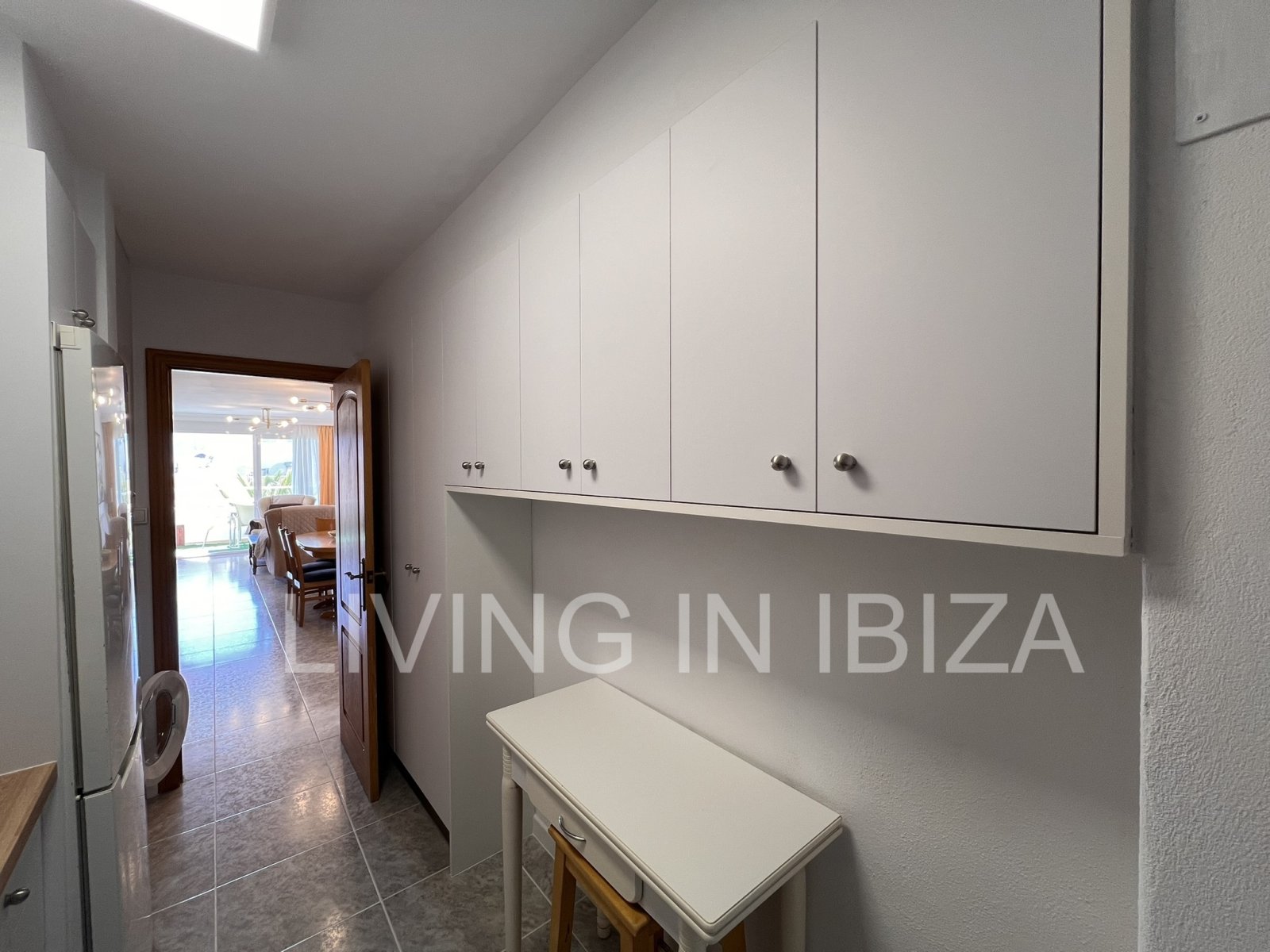 Alquiler anual. Piso con vistas al mar, a 100 metros del paseo marítimo y de la playa de arena de Santa Eulalia del Río. Ibiza