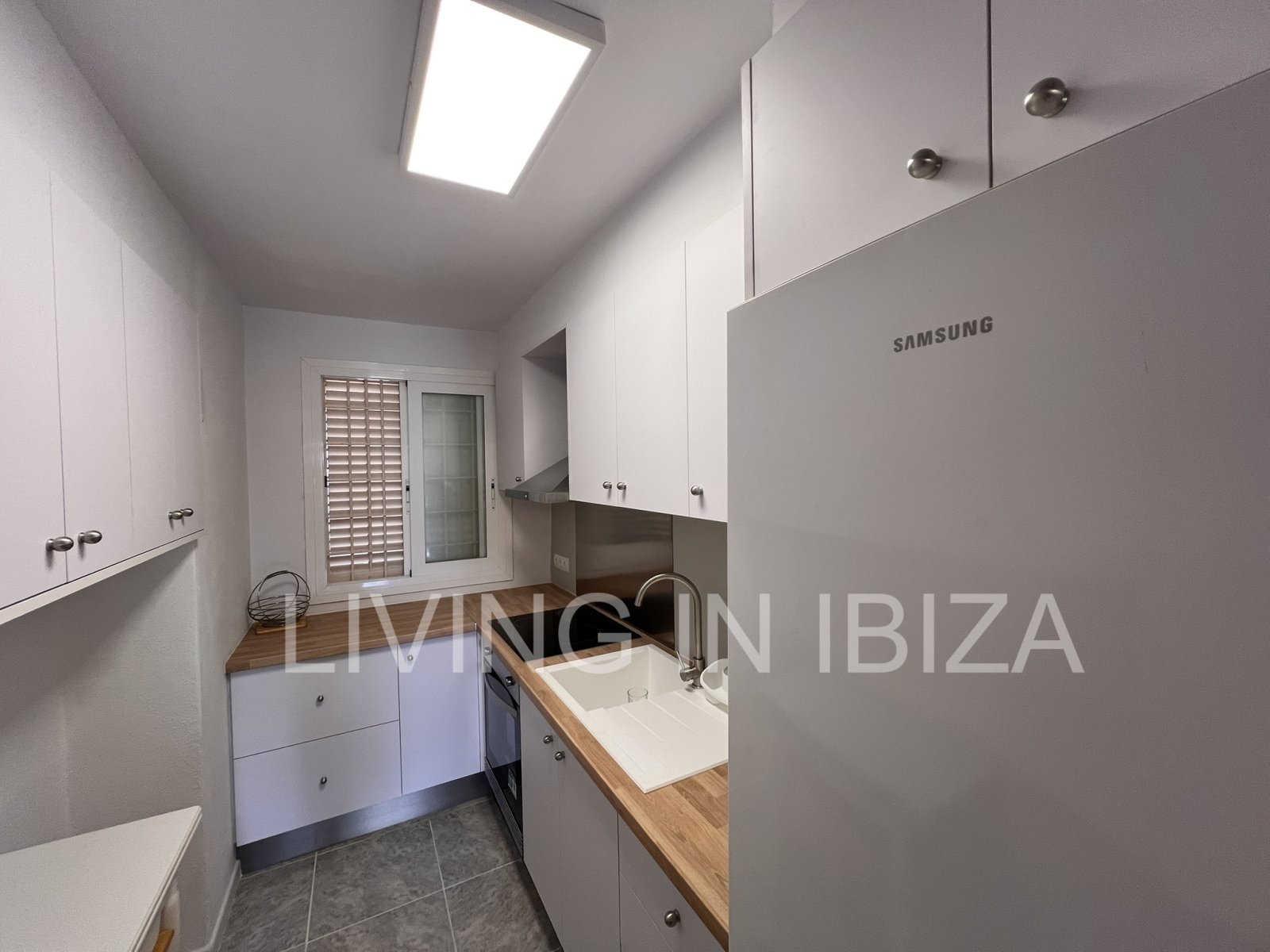 Alquiler anual. Piso con vistas al mar, a 100 metros del paseo marítimo y de la playa de arena de Santa Eulalia del Río. Ibiza