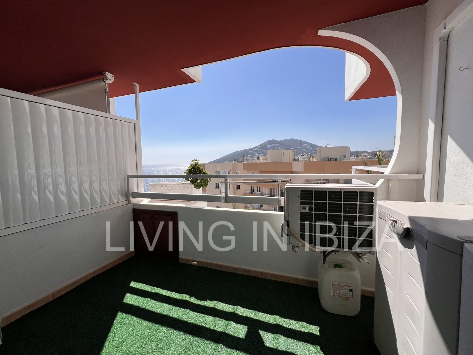 Alquiler anual. Piso con vistas al mar, a 100 metros del paseo marítimo y de la playa de arena de Santa Eulalia del Río. Ibiza