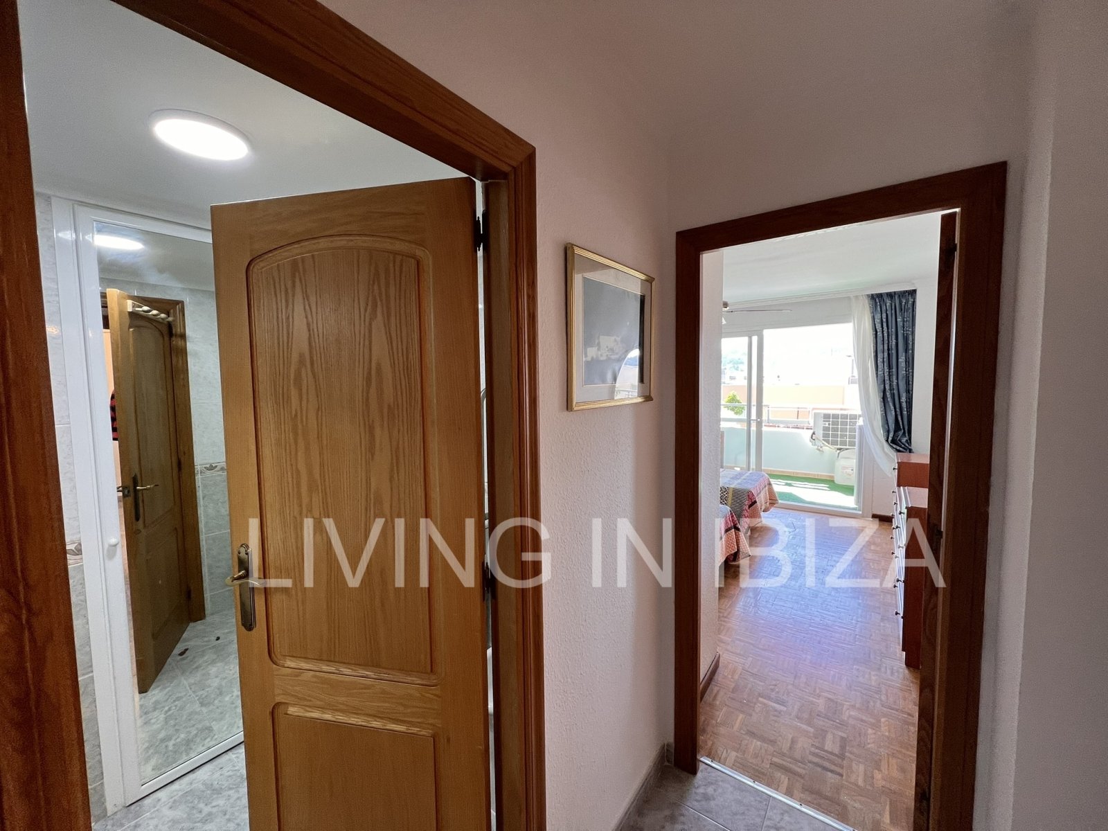 Alquiler anual. Piso con vistas al mar, a 100 metros del paseo marítimo y de la playa de arena de Santa Eulalia del Río. Ibiza