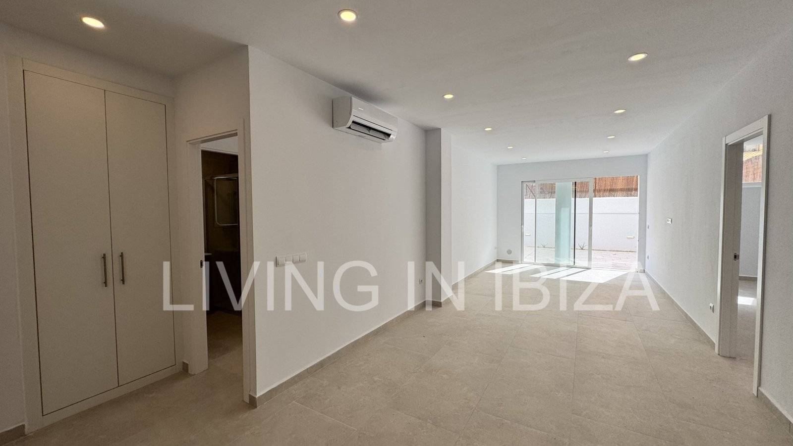 Alquiler anual. A partir del 1 de noviembre. Se trata de un atractivo piso moderno y completamente renovado, sin amueblar, en Santa Eulalia, Ibiza.