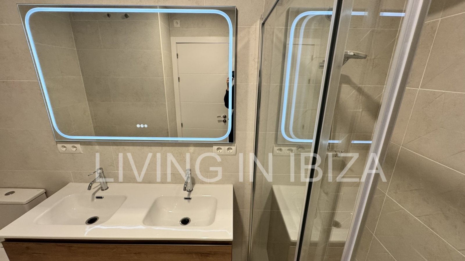 Alquiler anual. A partir del 1 de noviembre. Se trata de un atractivo piso moderno y completamente renovado, sin amueblar, en Santa Eulalia, Ibiza.