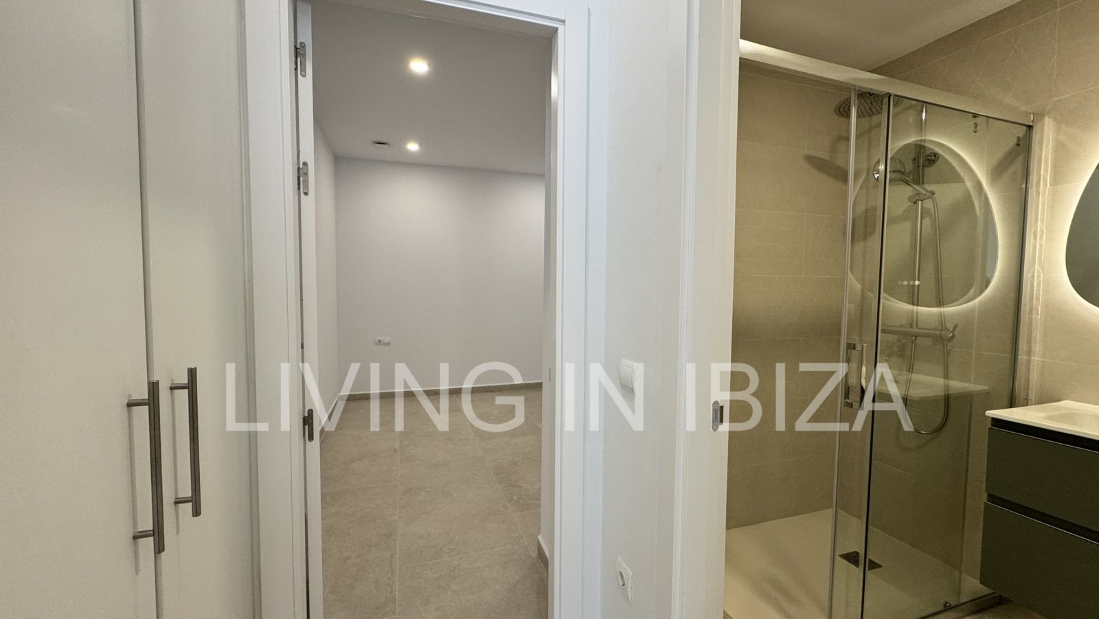 Alquiler anual. A partir del 1 de noviembre. Se trata de un atractivo piso moderno y completamente renovado, sin amueblar, en Santa Eulalia, Ibiza.