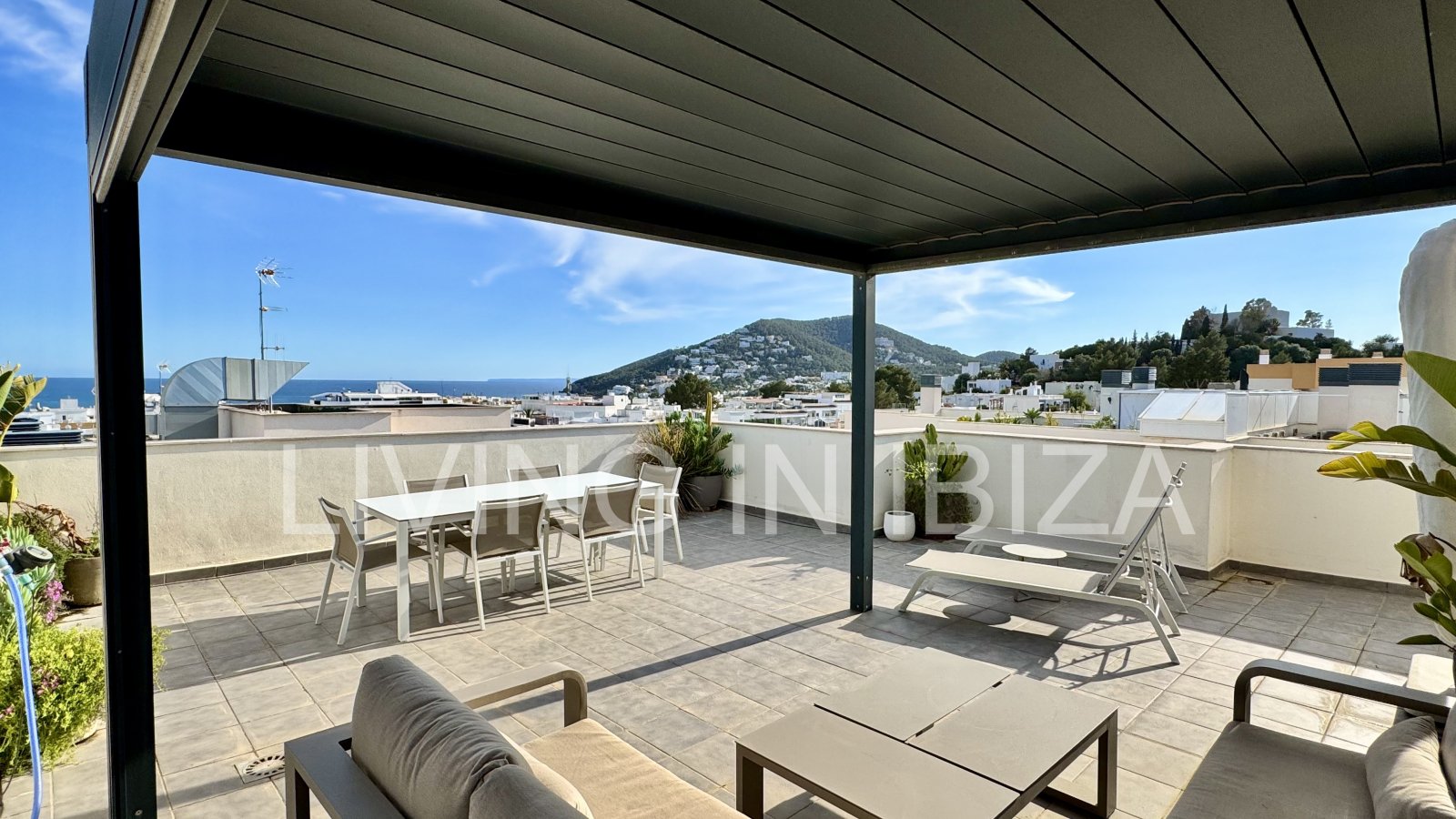 EN VENTA: Exclusivo ático de diseño con lejanas vistas al mar en Santa Eulalia del Río, Ibiza. Parking, piscina com., trastero y detalles de confort,