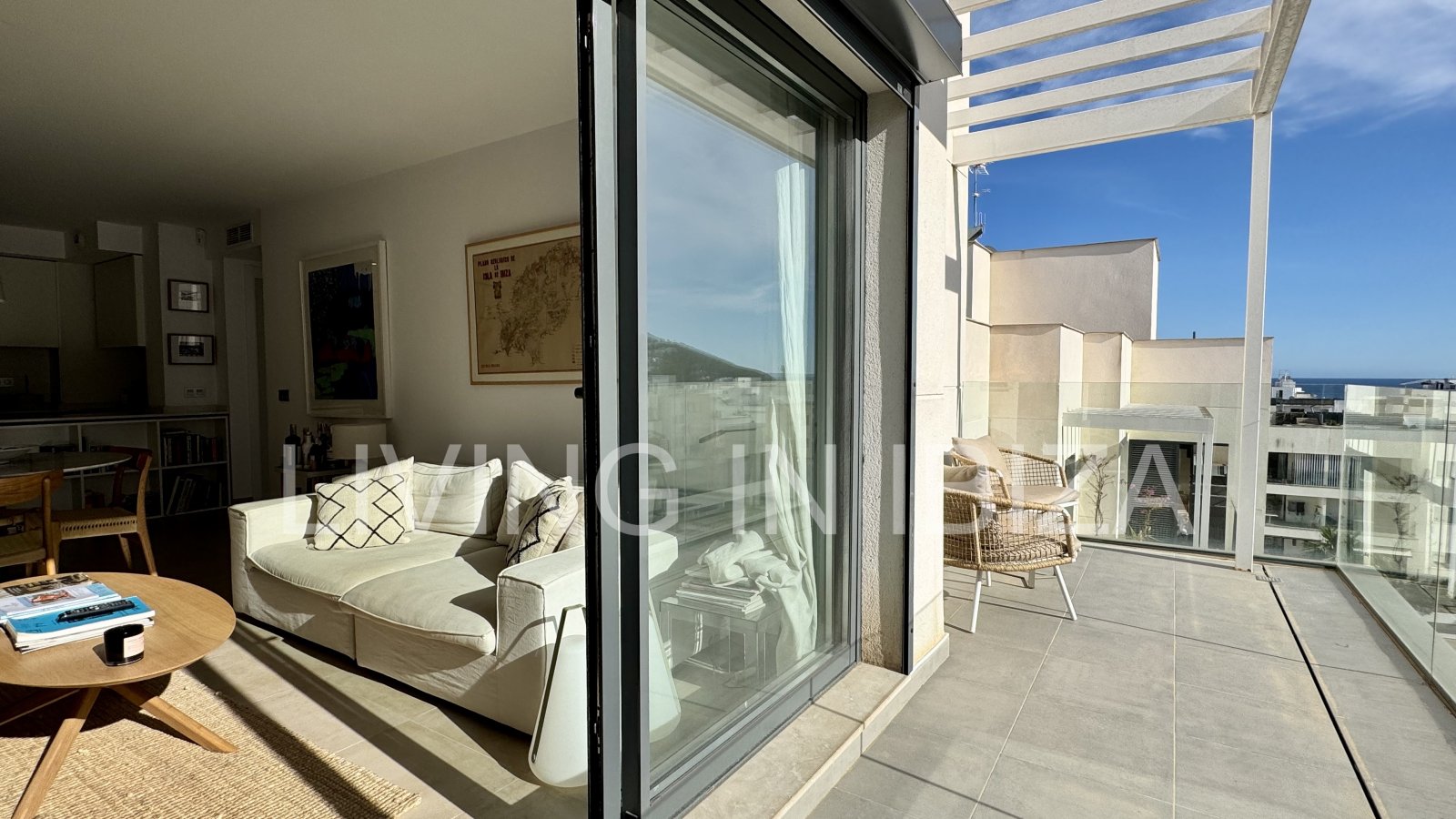 EN VENTA: Exclusivo ático de diseño con lejanas vistas al mar en Santa Eulalia del Río, Ibiza. Parking, piscina com., trastero y detalles de confort,