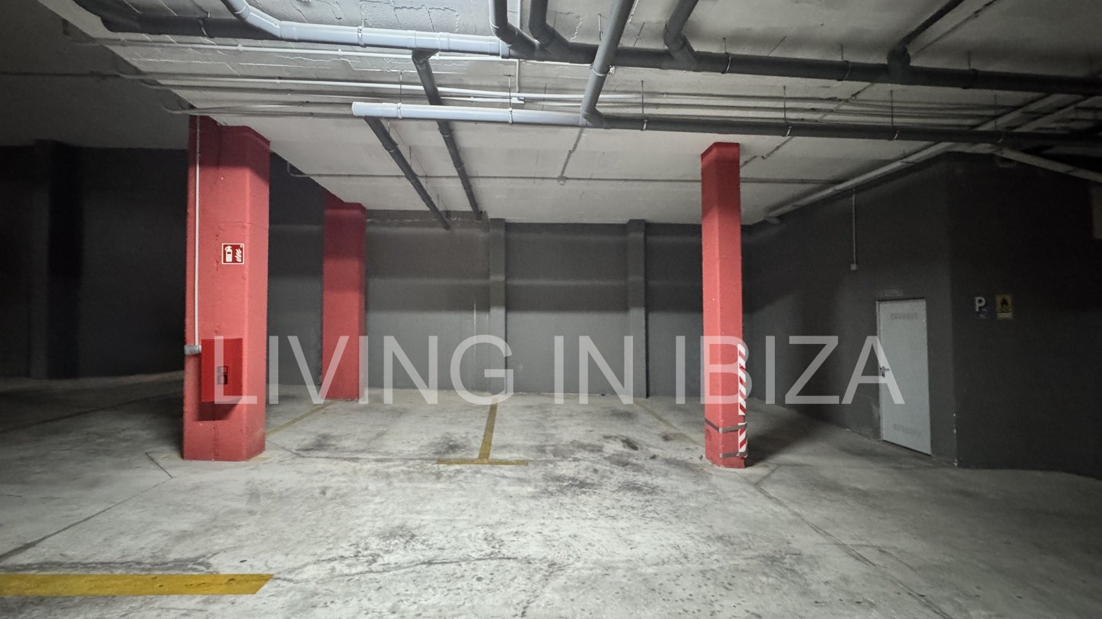 EN VENTA: Exclusivo ático de diseño con lejanas vistas al mar en Santa Eulalia del Río, Ibiza. Parking, piscina com., trastero y detalles de confort,