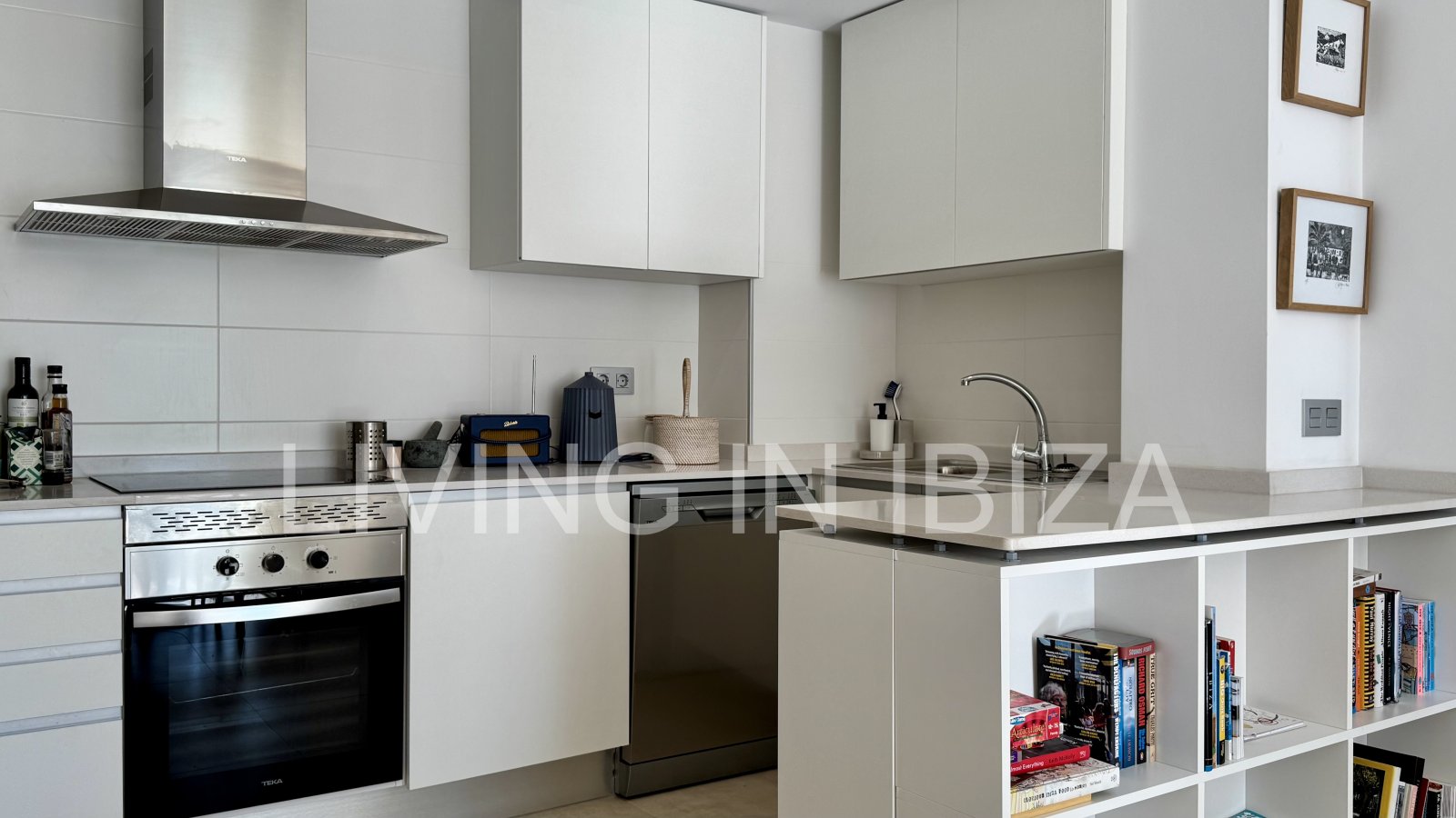 EN VENTA: Exclusivo ático de diseño con lejanas vistas al mar en Santa Eulalia del Río, Ibiza. Parking, piscina com., trastero y detalles de confort,