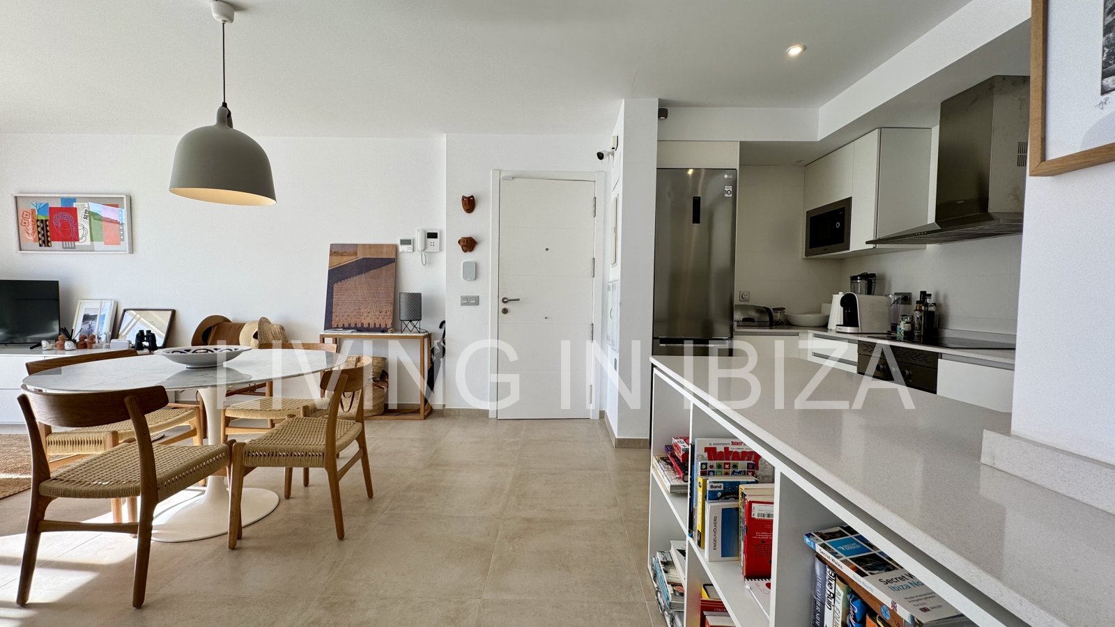 EN VENTA: Exclusivo ático de diseño con lejanas vistas al mar en Santa Eulalia del Río, Ibiza. Parking, piscina com., trastero y detalles de confort,