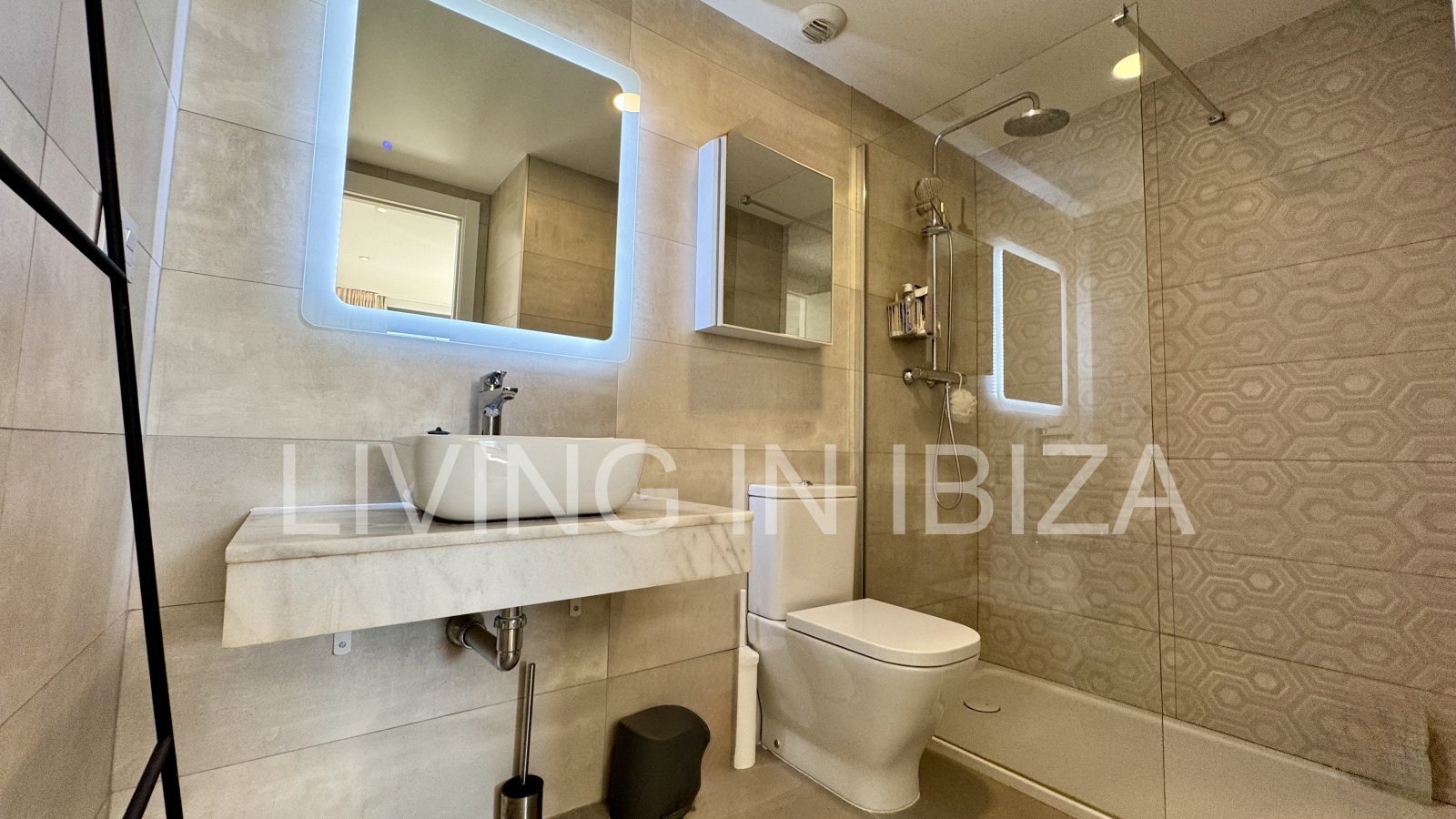 EN VENTA: Exclusivo ático de diseño con lejanas vistas al mar en Santa Eulalia del Río, Ibiza. Parking, piscina com., trastero y detalles de confort,