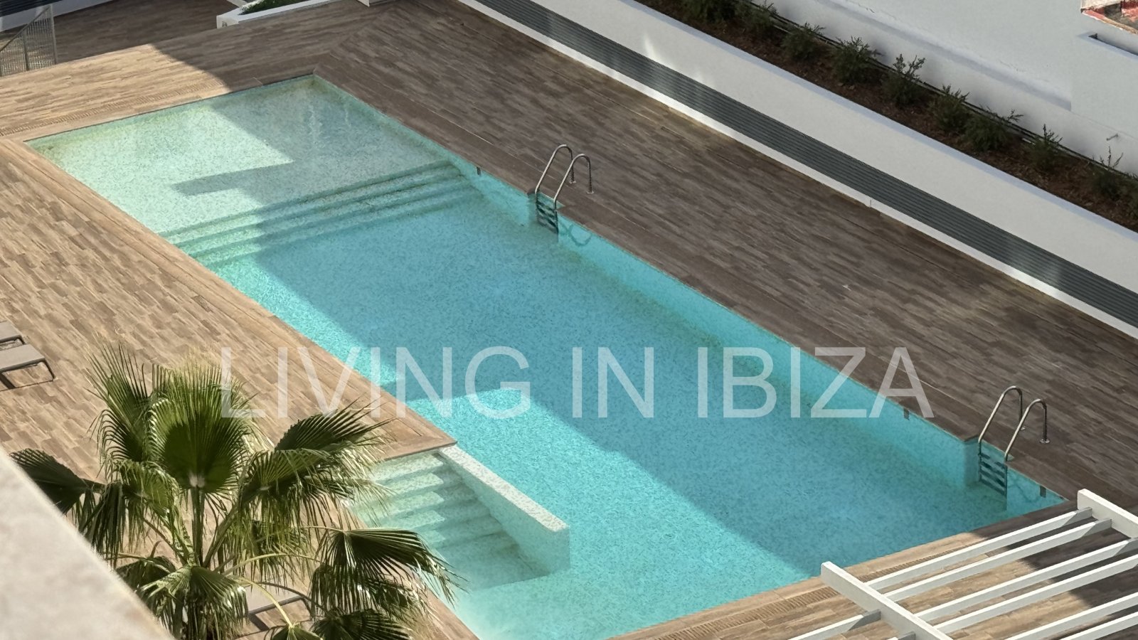 EN VENTA: Exclusivo ático de diseño con lejanas vistas al mar en Santa Eulalia del Río, Ibiza. Parking, piscina com., trastero y detalles de confort,
