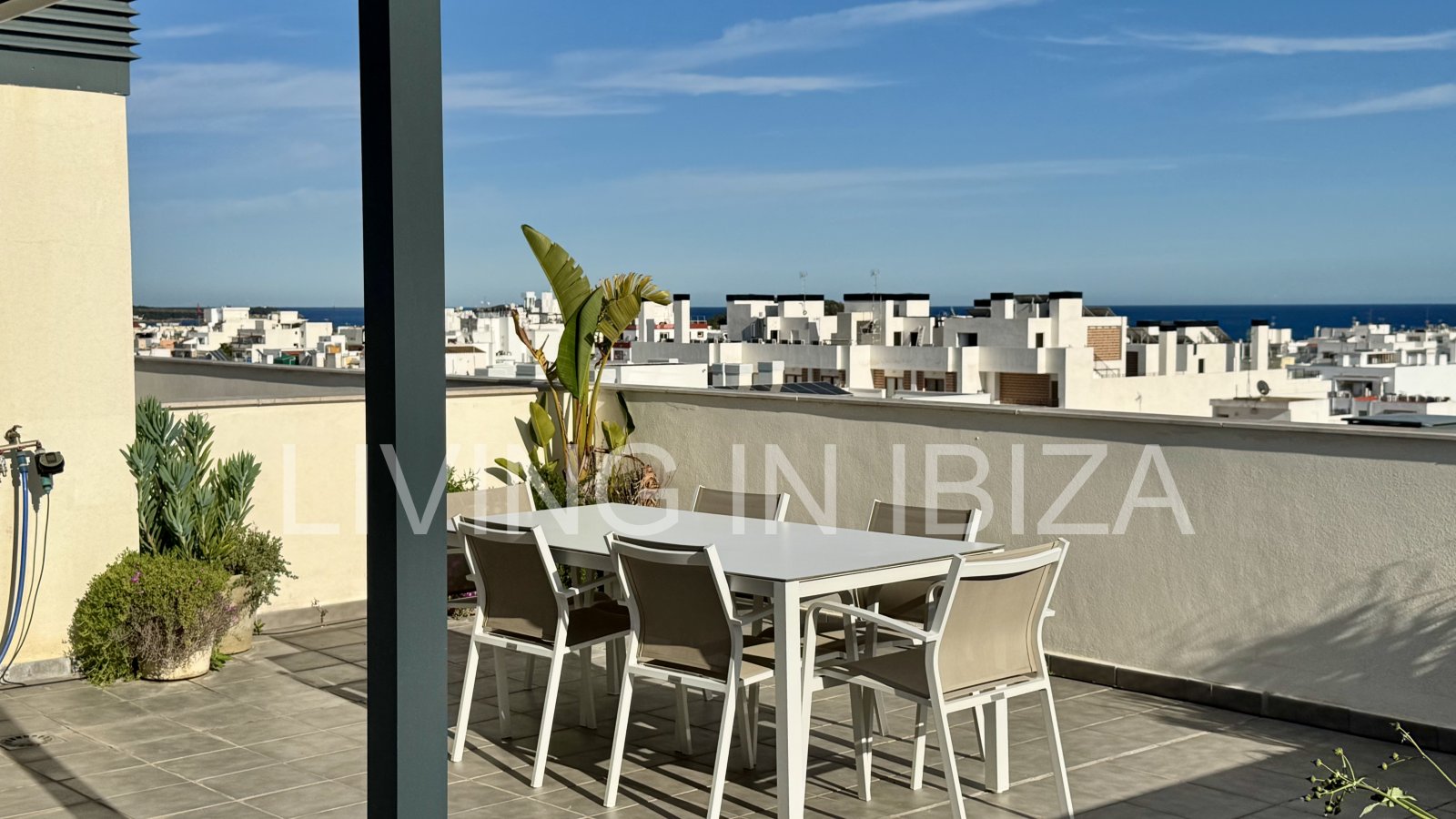 EN VENTA: Exclusivo ático de diseño con lejanas vistas al mar en Santa Eulalia del Río, Ibiza. Parking, piscina com., trastero y detalles de confort,