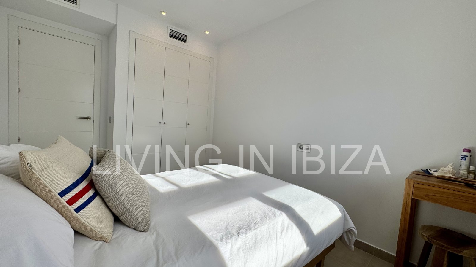 EN VENTA: Exclusivo ático de diseño con lejanas vistas al mar en Santa Eulalia del Río, Ibiza. Parking, piscina com., trastero y detalles de confort,