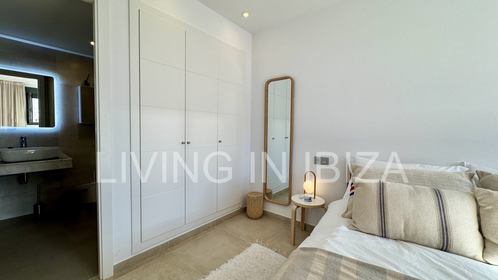 EN VENTA: Exclusivo ático de diseño con lejanas vistas al mar en Santa Eulalia del Río, Ibiza. Parking, piscina com., trastero y detalles de confort,