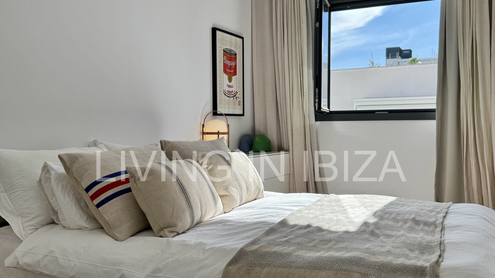 EN VENTA: Exclusivo ático de diseño con lejanas vistas al mar en Santa Eulalia del Río, Ibiza. Parking, piscina com., trastero y detalles de confort,