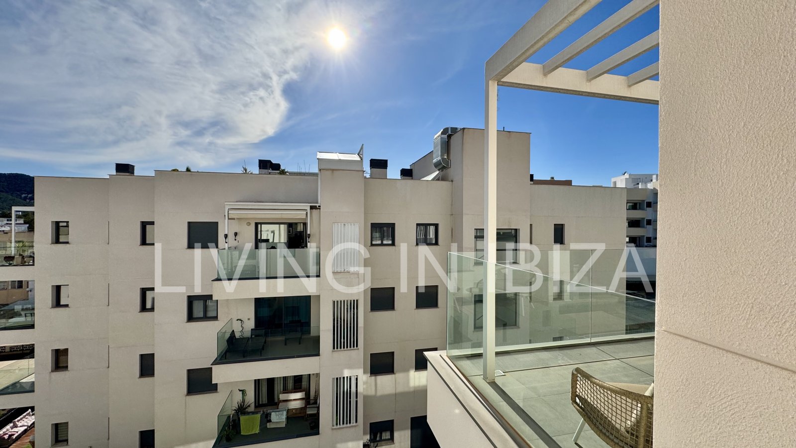 EN VENTA: Exclusivo ático de diseño con lejanas vistas al mar en Santa Eulalia del Río, Ibiza. Parking, piscina com., trastero y detalles de confort,