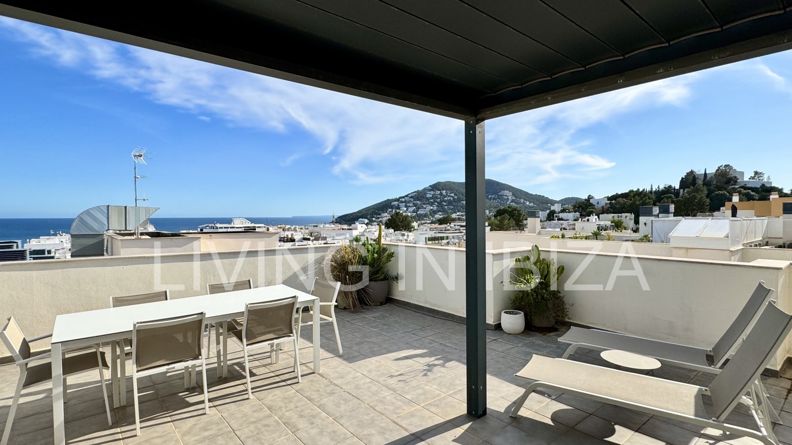 EN VENTA: Exclusivo ático de diseño con lejanas vistas al mar en Santa Eulalia del Río, Ibiza. Parking, piscina com., trastero y detalles de confort,