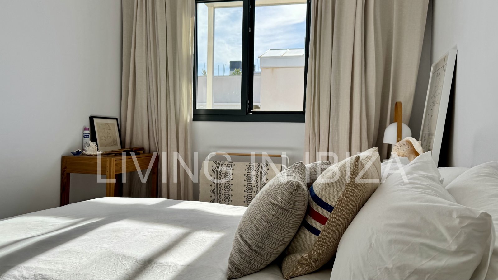 EN VENTA: Exclusivo ático de diseño con lejanas vistas al mar en Santa Eulalia del Río, Ibiza. Parking, piscina com., trastero y detalles de confort,