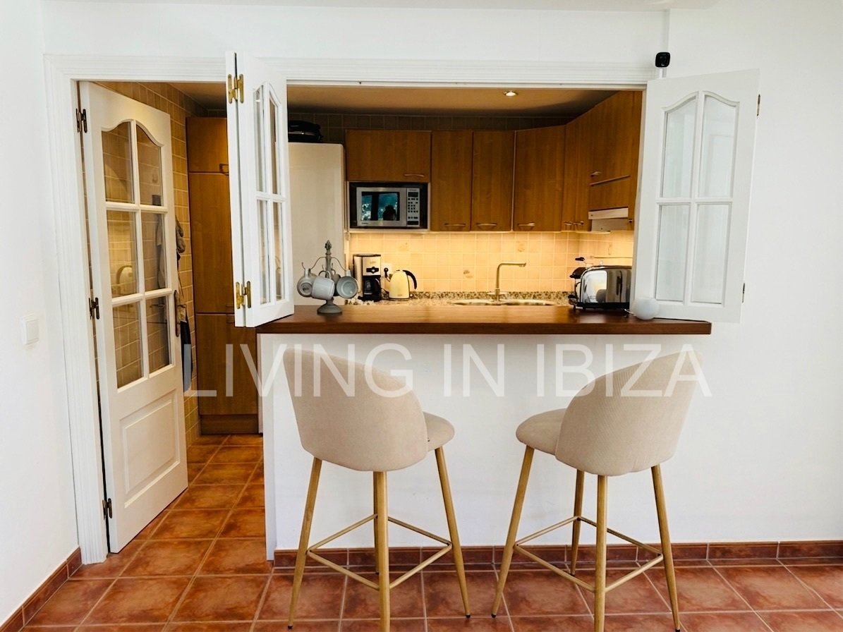 Alquiler de temporada/mínimo 6 meses, a partir 01/26. Acogedor piso en Sargamassa, Ibiza. 200 m del Mar Mediterráneo, piscina comunitario y parking