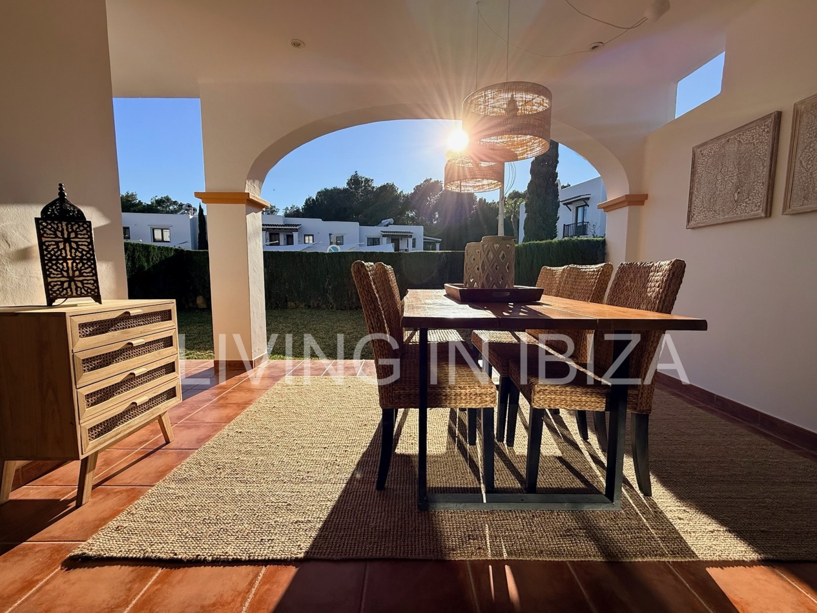 Alquiler de temporada/mínimo 6 meses, a partir 01/26. Acogedor piso en Sargamassa, Ibiza. 200 m del Mar Mediterráneo, piscina comunitario y parking