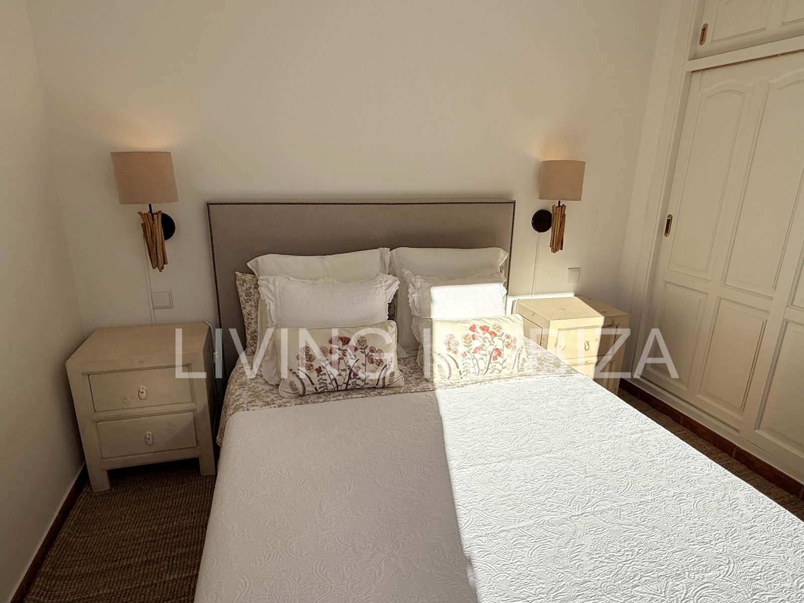 Alquiler de temporada/mínimo 6 meses, a partir 01/26. Acogedor piso en Sargamassa, Ibiza. 200 m del Mar Mediterráneo, piscina comunitario y parking