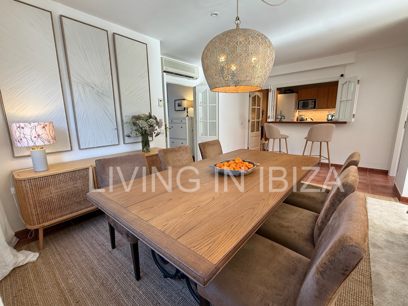 Alquiler de temporada/mínimo 6 meses, a partir 01/26. Acogedor piso en Sargamassa, Ibiza. 200 m del Mar Mediterráneo, piscina comunitario y parking