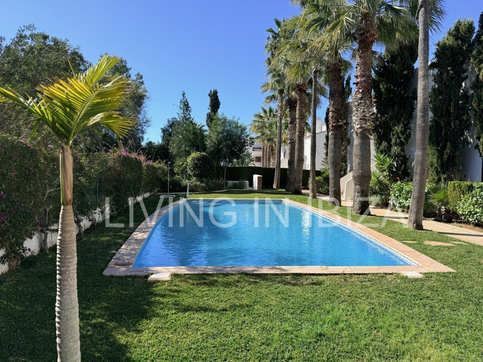 Alquiler de temporada/mínimo 6 meses, a partir 01/26. Acogedor piso en Sargamassa, Ibiza. 200 m del Mar Mediterráneo, piscina comunitario y parking