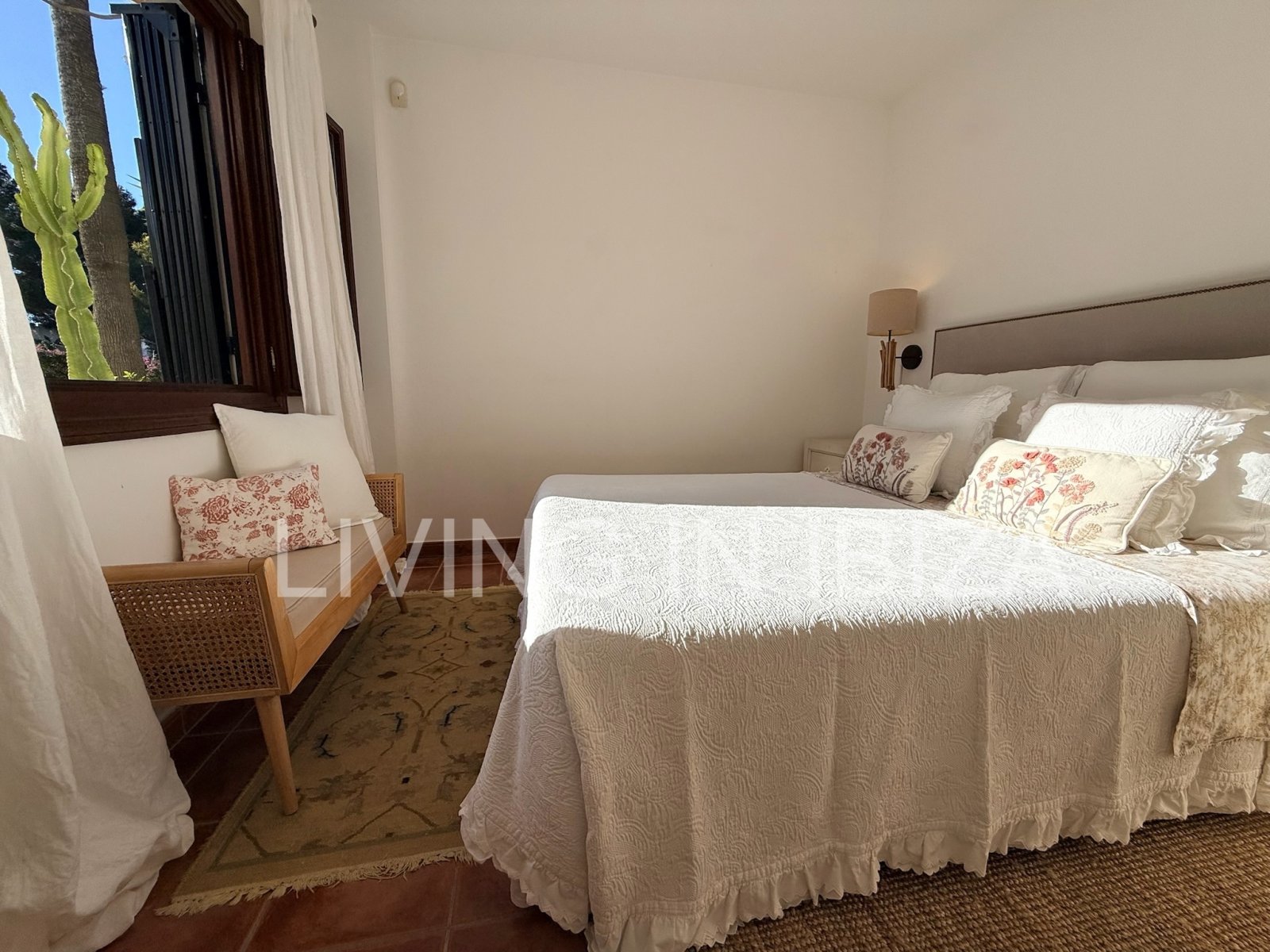 Alquiler de temporada/mínimo 6 meses, a partir 01/26. Acogedor piso en Sargamassa, Ibiza. 200 m del Mar Mediterráneo, piscina comunitario y parking