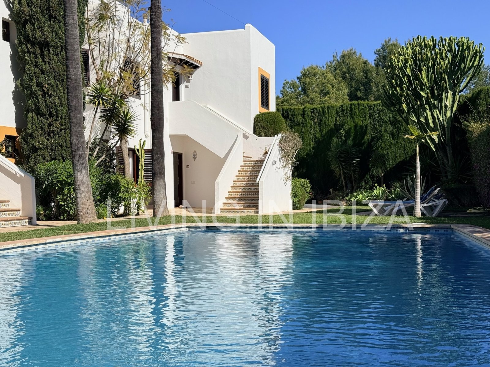 Santa Eulalia del Rio - Sargamassa: Alquiler de temporada/mínimo 6 meses, a partir 01/26. Acogedor piso en Sargamassa, Ibiza. 200 m del Mar Mediterráneo, piscina comunitario y parking 