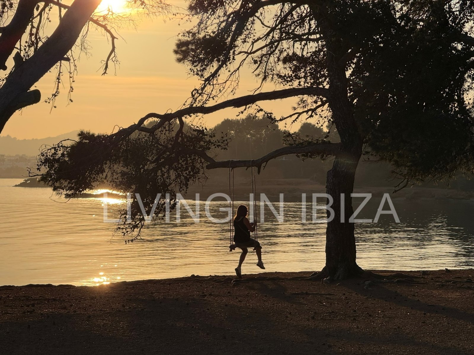 Alquiler de temporada/mínimo 6 meses, a partir 01/26. Acogedor piso en Sargamassa, Ibiza. 200 m del Mar Mediterráneo, piscina comunitario y parking