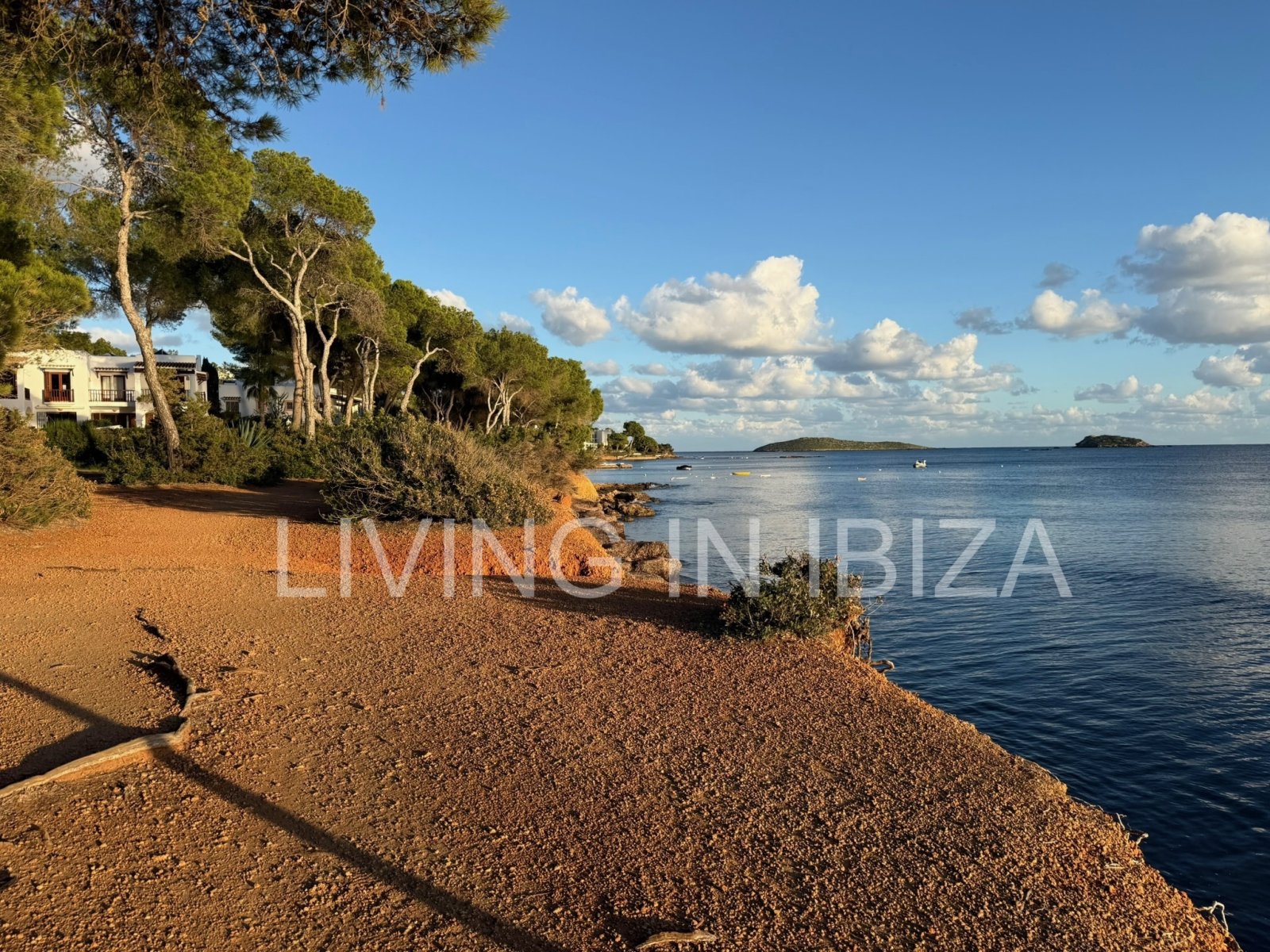 Alquiler de temporada/mínimo 6 meses, a partir 01/26. Acogedor piso en Sargamassa, Ibiza. 200 m del Mar Mediterráneo, piscina comunitario y parking