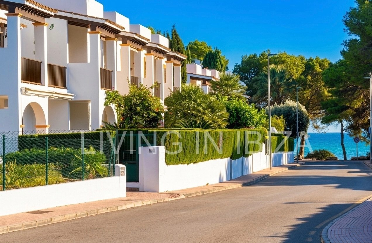 Alquiler de temporada/mínimo 6 meses, a partir 01/26. Acogedor piso en Sargamassa, Ibiza. 200 m del Mar Mediterráneo, piscina comunitario y parking