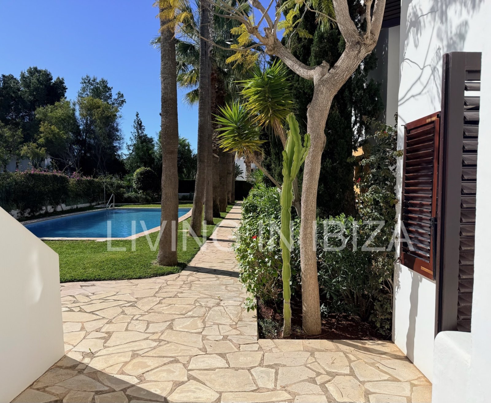 Alquiler de temporada/mínimo 6 meses, a partir 01/26. Acogedor piso en Sargamassa, Ibiza. 200 m del Mar Mediterráneo, piscina comunitario y parking