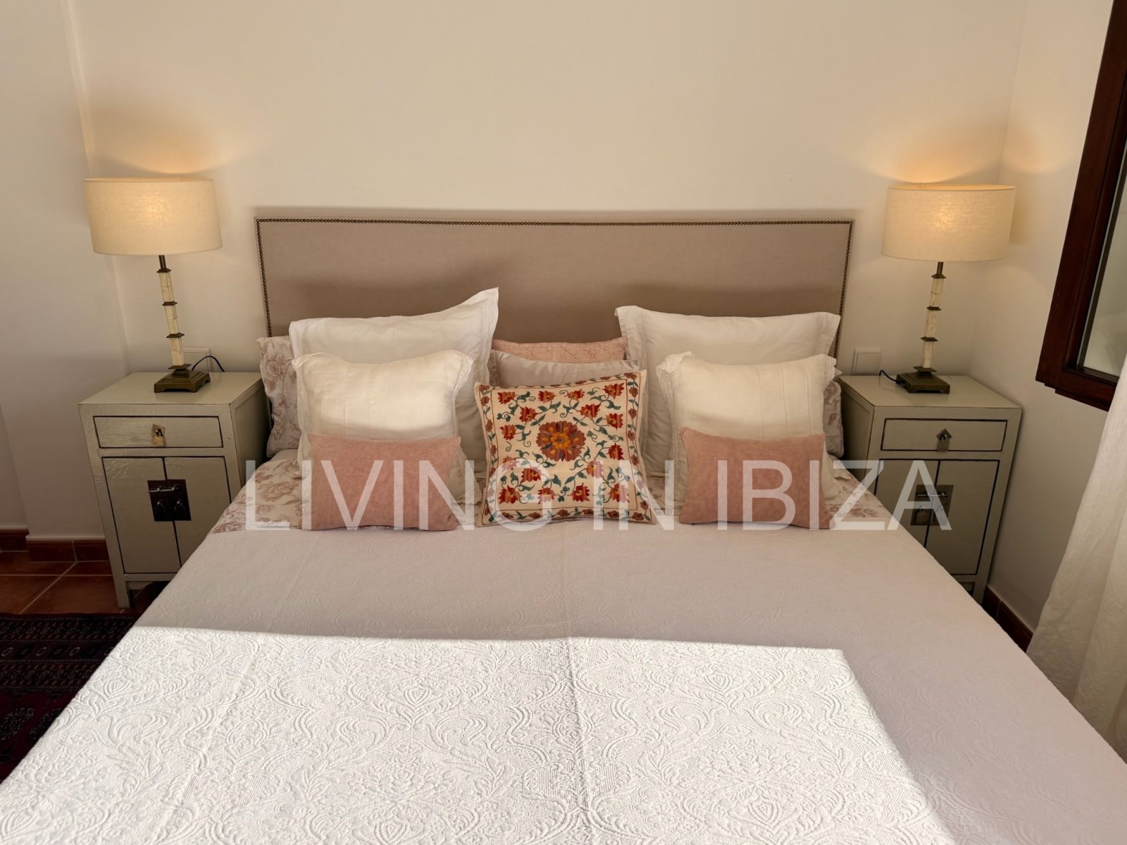 Alquiler de temporada/mínimo 6 meses, a partir 01/26. Acogedor piso en Sargamassa, Ibiza. 200 m del Mar Mediterráneo, piscina comunitario y parking