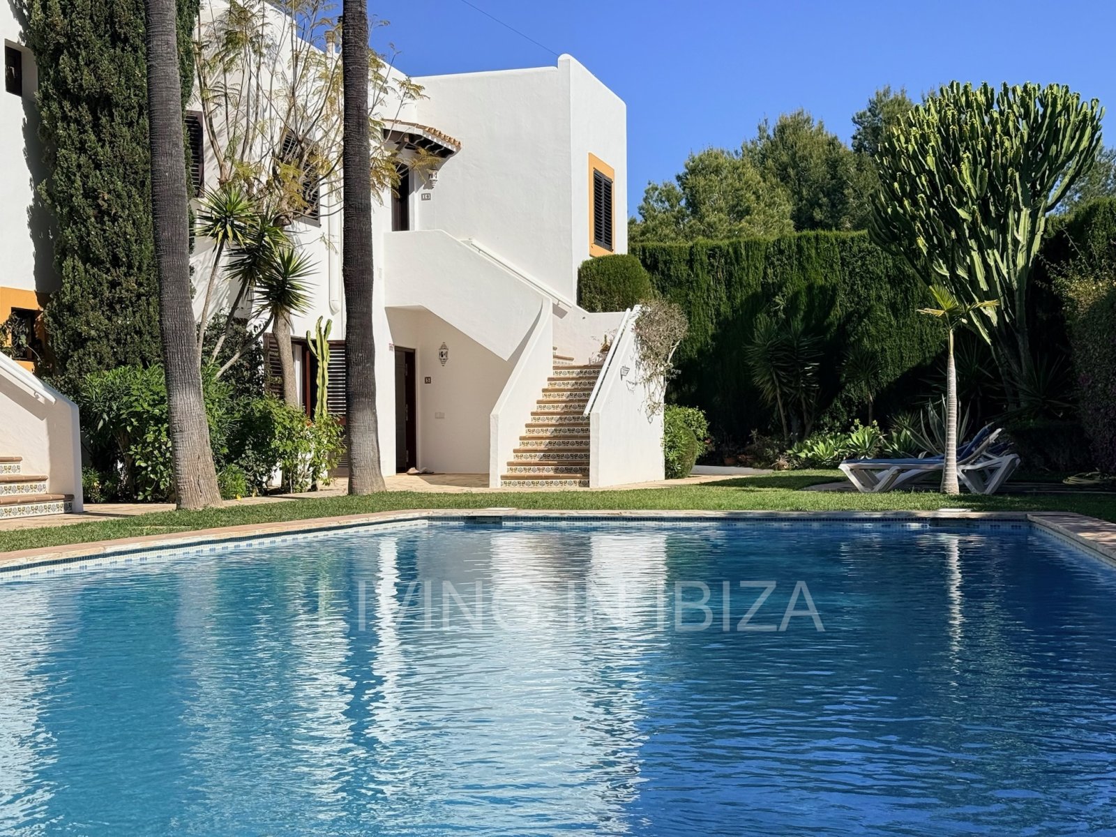 Santa Eulalia del Rio - Sargamassa: Alquiler de temporada. Elegancia mediterránea en ubicación privilegiada dentro de una urbanización en primera línea de mar, Santa Eulalia del Río, Ibz 