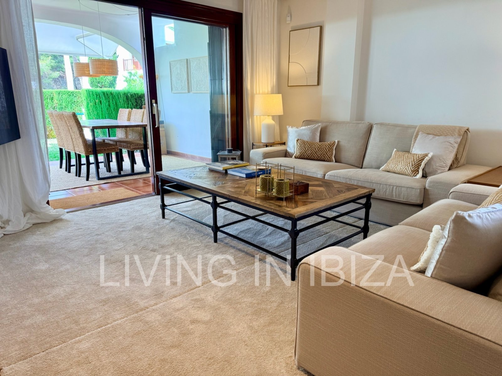 Alquiler de temporada. Elegancia mediterránea en ubicación privilegiada dentro de una urbanización en primera línea de mar, Santa Eulalia del Río, Ibz