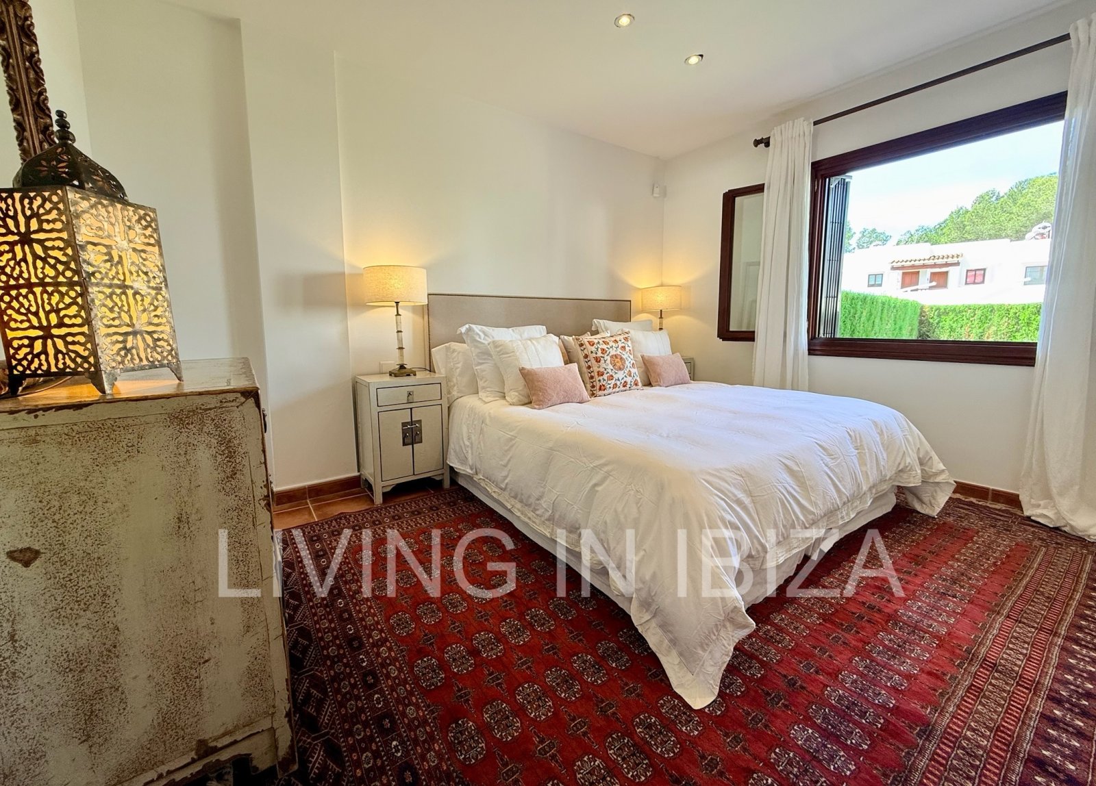 Alquiler de temporada. Elegancia mediterránea en ubicación privilegiada dentro de una urbanización en primera línea de mar, Santa Eulalia del Río, Ibz