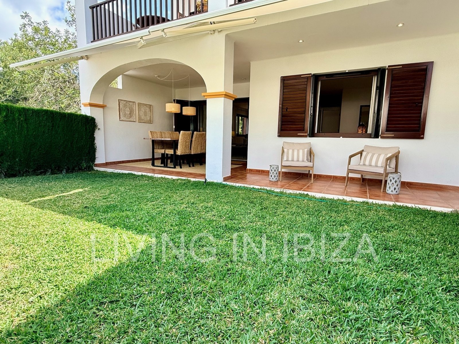 Alquiler de temporada. Elegancia mediterránea en ubicación privilegiada dentro de una urbanización en primera línea de mar, Santa Eulalia del Río, Ibz