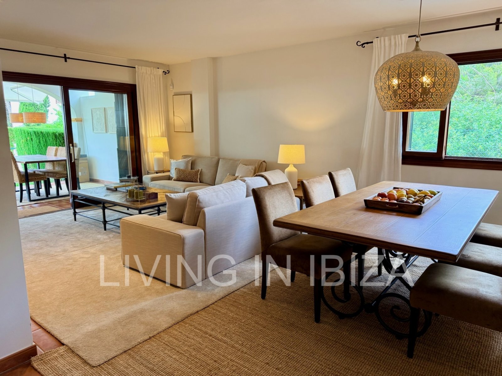 Alquiler de temporada. Elegancia mediterránea en ubicación privilegiada dentro de una urbanización en primera línea de mar, Santa Eulalia del Río, Ibz