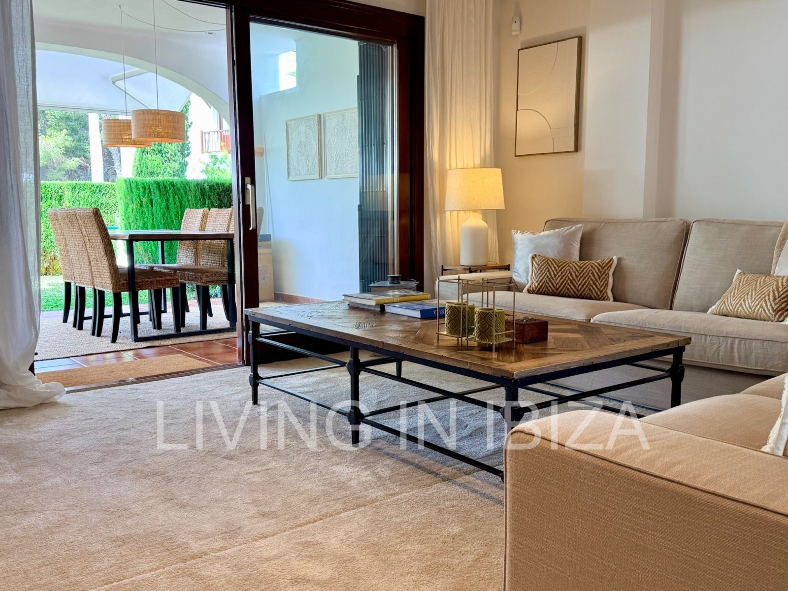 Alquiler de temporada. Elegancia mediterránea en ubicación privilegiada dentro de una urbanización en primera línea de mar, Santa Eulalia del Río, Ibz