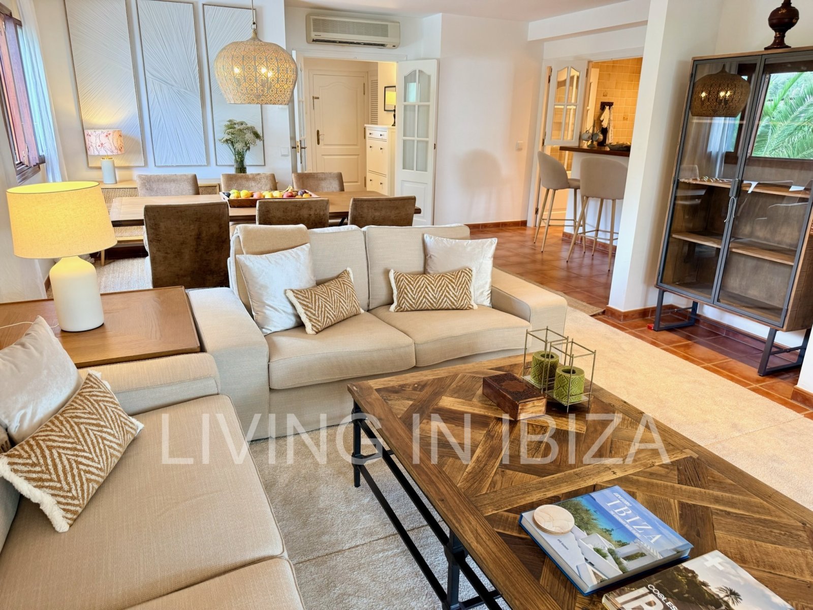 Alquiler de temporada. Elegancia mediterránea en ubicación privilegiada dentro de una urbanización en primera línea de mar, Santa Eulalia del Río, Ibz