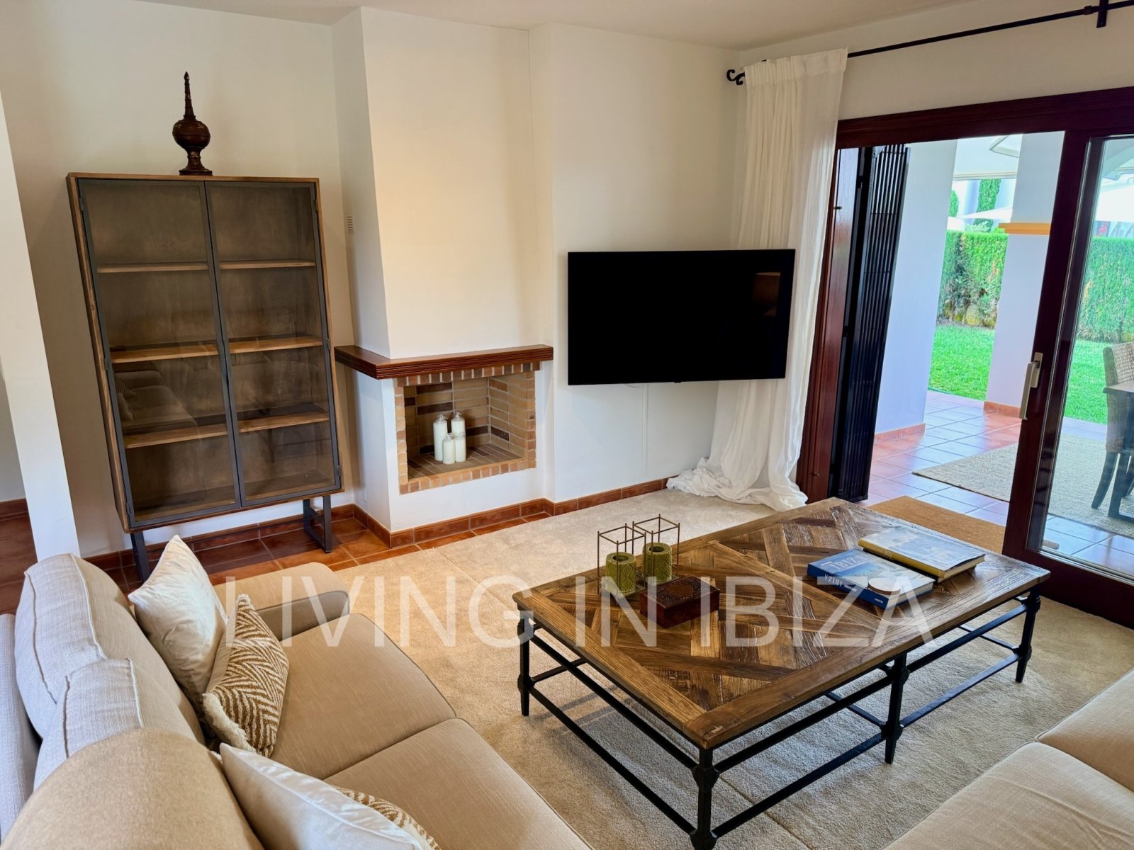 Alquiler de temporada. Elegancia mediterránea en ubicación privilegiada dentro de una urbanización en primera línea de mar, Santa Eulalia del Río, Ibz