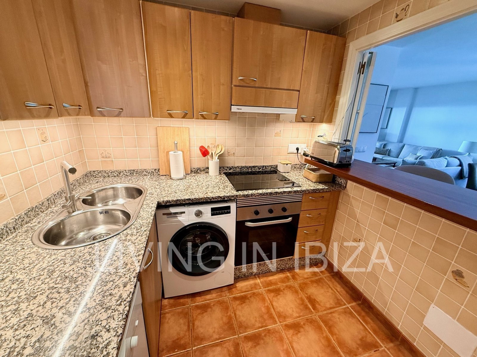 Alquiler de temporada. Elegancia mediterránea en ubicación privilegiada dentro de una urbanización en primera línea de mar, Santa Eulalia del Río, Ibz